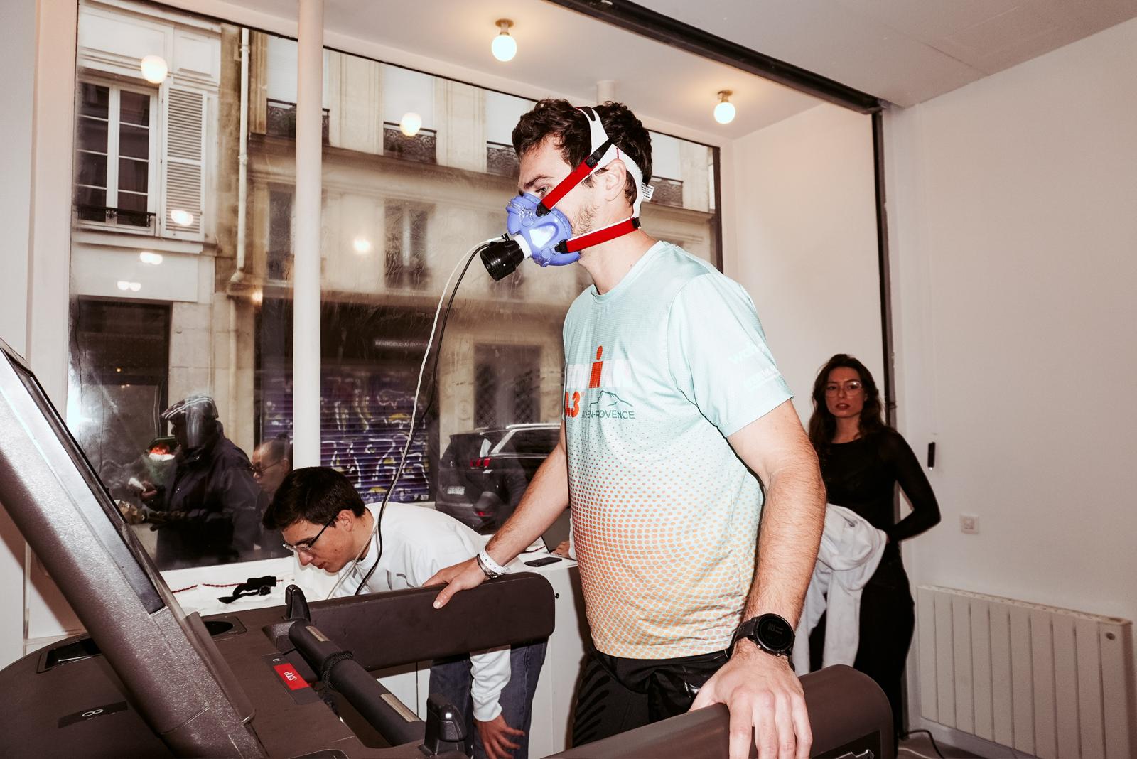 Athlète avec masque analyseur de gaz pendant test VO2max au Lab